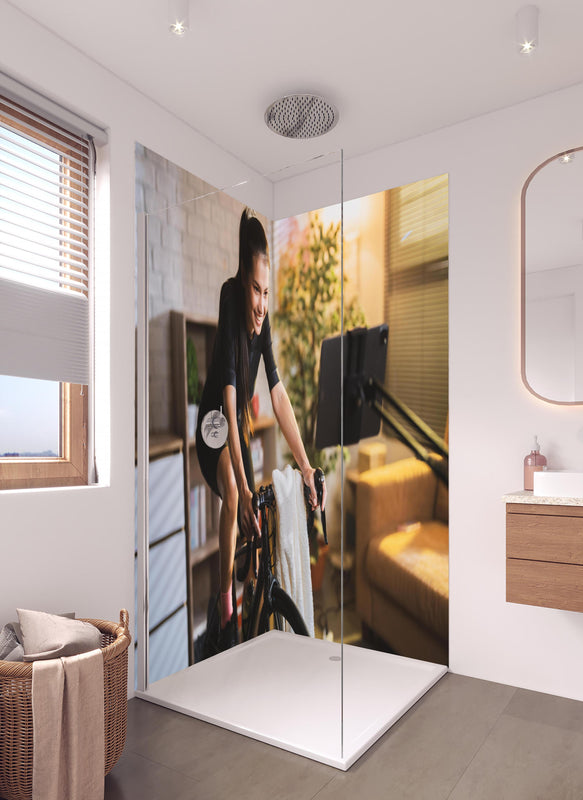 Duschrückwand - Asiatische Radfahrerin in hellem Badezimmer mit Regenduschkopf  - zweiteilige Eck-Duschrückwand