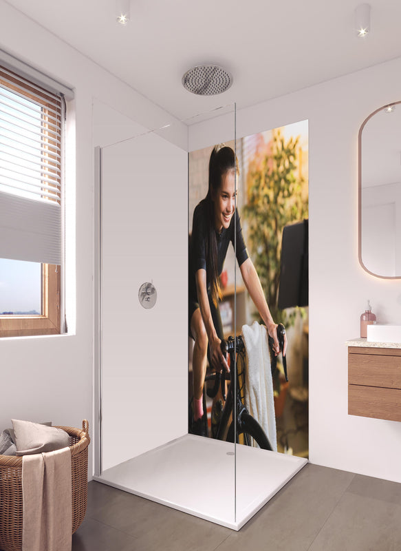 Duschrückwand - Asiatische Radfahrerin in hellem Badezimmer mit Regenduschkopf - einteilige Duschrückwand
