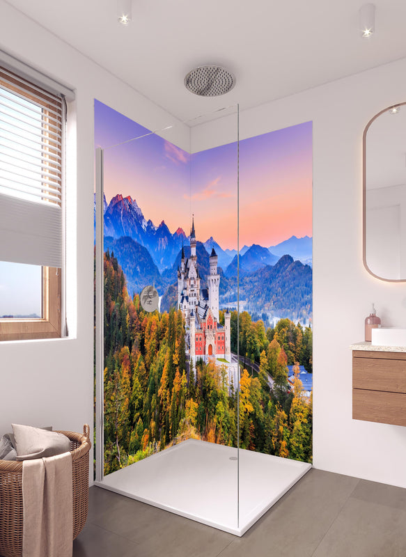 Duschrückwand - Ästhetisches Schloss Neuschawn in hellem Badezimmer mit Regenduschkopf  - zweiteilige Eck-Duschrückwand