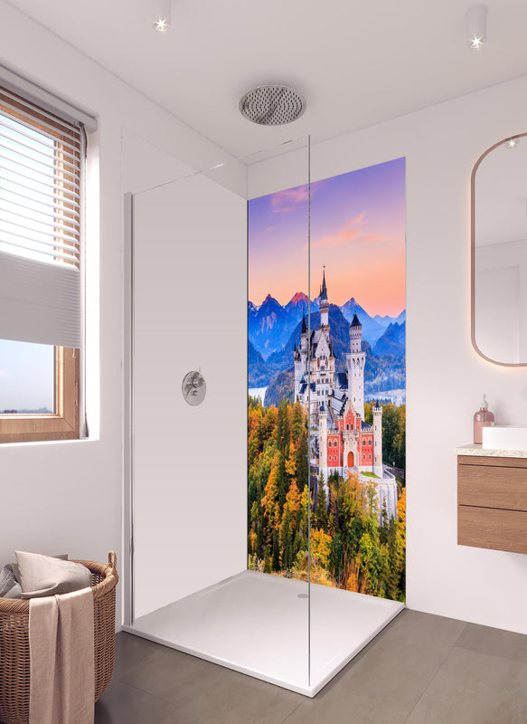 Duschrückwand - Ästhetisches Schloss Neuschawn in hellem Badezimmer mit Regenduschkopf - einteilige Duschrückwand