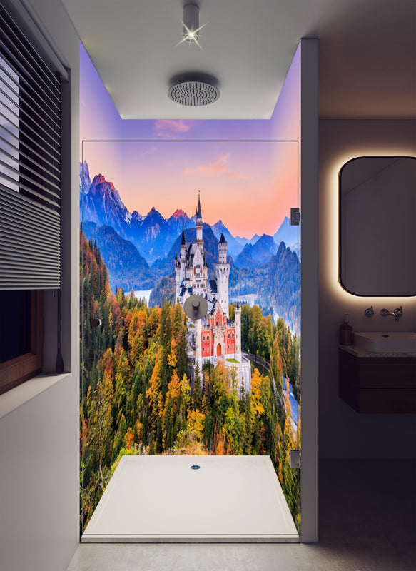 Duschrückwand - Ästhetisches Schloss Neuschawn in luxuriöser Dusche mit Regenduschkopf
