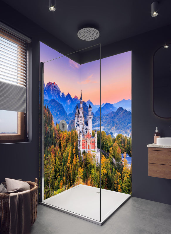 Duschrückwand - Ästhetisches Schloss Neuschawn in dunklem Badezimmer mit Regenduschkopf
