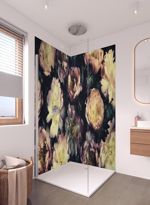 Duschrückwand - Atemberaubende Pfingstrosen in hellem Badezimmer mit Regenduschkopf  - zweiteilige Eck-Duschrückwand