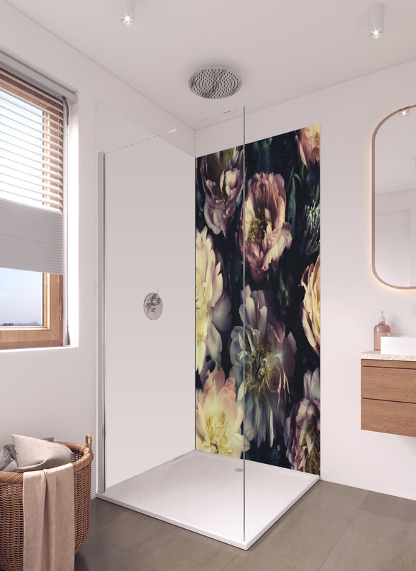 Duschrückwand - Atemberaubende Pfingstrosen in hellem Badezimmer mit Regenduschkopf - einteilige Duschrückwand