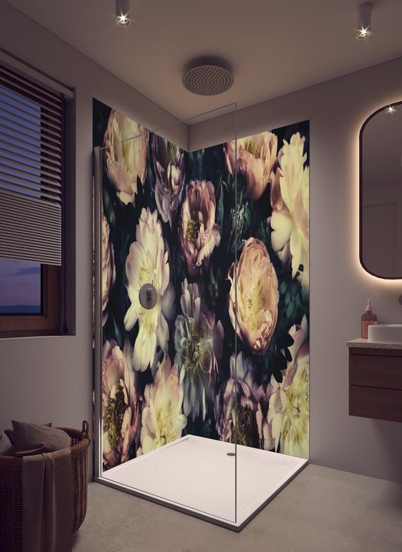 Duschrückwand - Atemberaubende Pfingstrosen in cremefarbenem Badezimmer mit Regenduschkopf