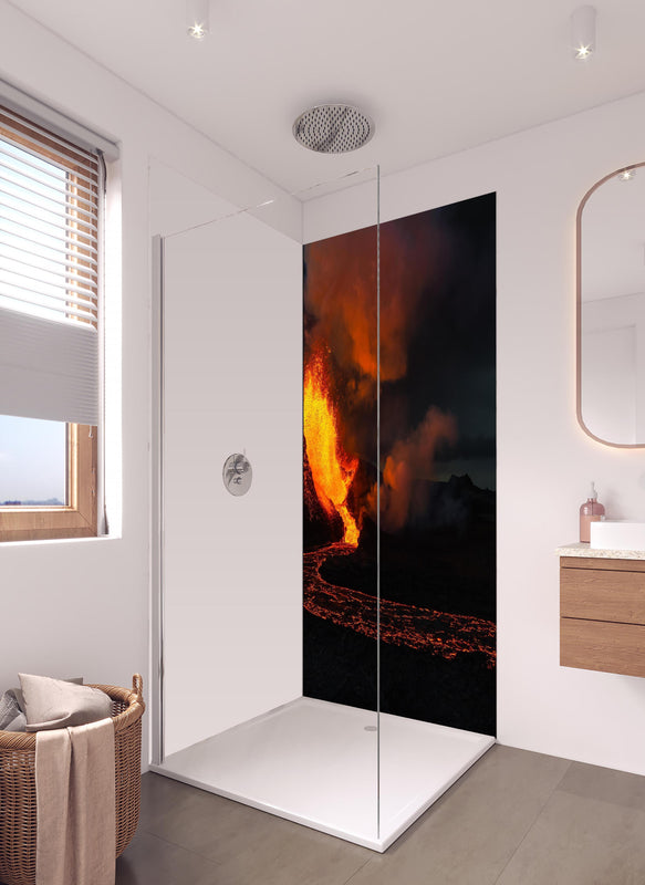 Duschrückwand - Ausbruch vom Vulkan in der Nacht in hellem Badezimmer mit Regenduschkopf - einteilige Duschrückwand