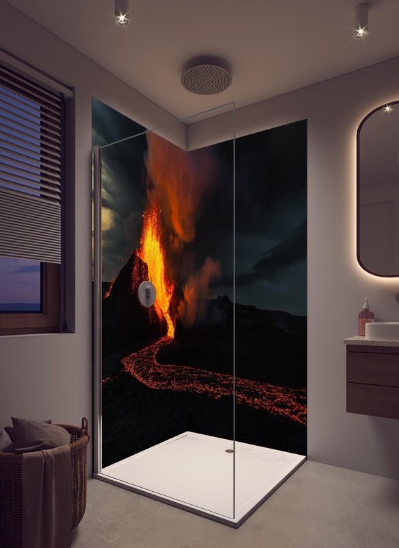 Duschrückwand - Ausbruch vom Vulkan in der Nacht in cremefarbenem Badezimmer mit Regenduschkopf