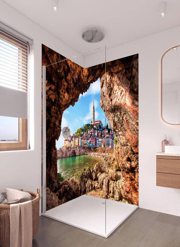 Duschrückwand - Außergewöhnlicher Blick auf alte Uhr in Piran in hellem Badezimmer mit Regenduschkopf  - zweiteilige Eck-Duschrückwand