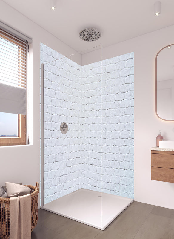 Duschrückwand - Backsteinmauertextur mit rissigen Fliesen in hellem Badezimmer mit Regenduschkopf  - zweiteilige Eck-Duschrückwand