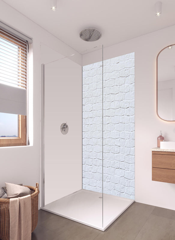 Duschrückwand - Backsteinmauertextur mit rissigen Fliesen in hellem Badezimmer mit Regenduschkopf - einteilige Duschrückwand