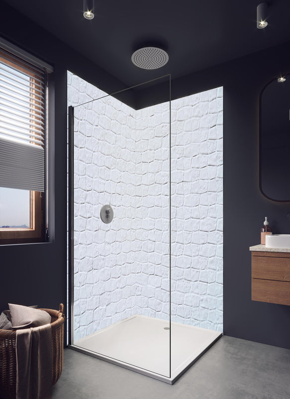 Duschrückwand - Backsteinmauertextur mit rissigen Fliesen in dunklem Badezimmer mit Regenduschkopf