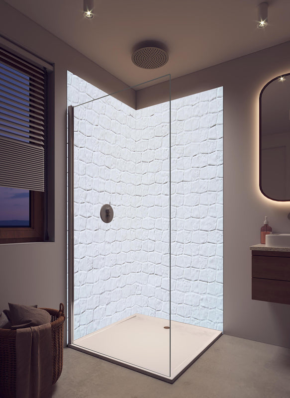 Duschrückwand - Backsteinmauertextur mit rissigen Fliesen in cremefarbenem Badezimmer mit Regenduschkopf