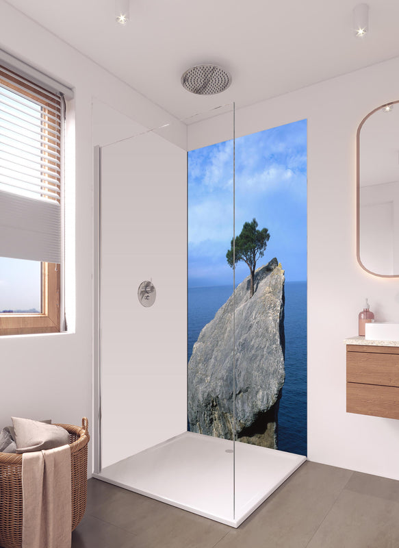 Duschrückwand - Baum auf Fels mitten im Ozean in hellem Badezimmer mit Regenduschkopf - einteilige Duschrückwand