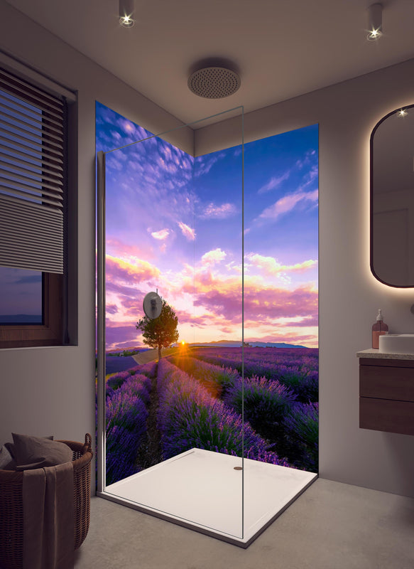 Duschrückwand - Baum im Lavendelfeld bei Sonnenuntergang in der Provence in cremefarbenem Badezimmer mit Regenduschkopf