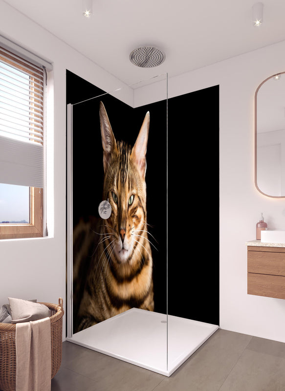 Duschrückwand - Bengalkatze Portrait in hellem Badezimmer mit Regenduschkopf  - zweiteilige Eck-Duschrückwand