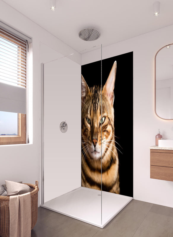 Duschrückwand - Bengalkatze Portrait in hellem Badezimmer mit Regenduschkopf - einteilige Duschrückwand
