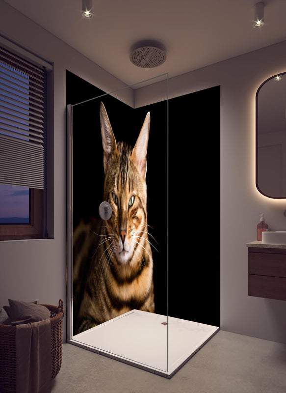 Duschrückwand - Bengalkatze Portrait in cremefarbenem Badezimmer mit Regenduschkopf