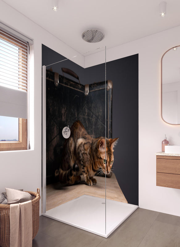 Duschrückwand - Bengalkatze auf Holztisch in hellem Badezimmer mit Regenduschkopf  - zweiteilige Eck-Duschrückwand