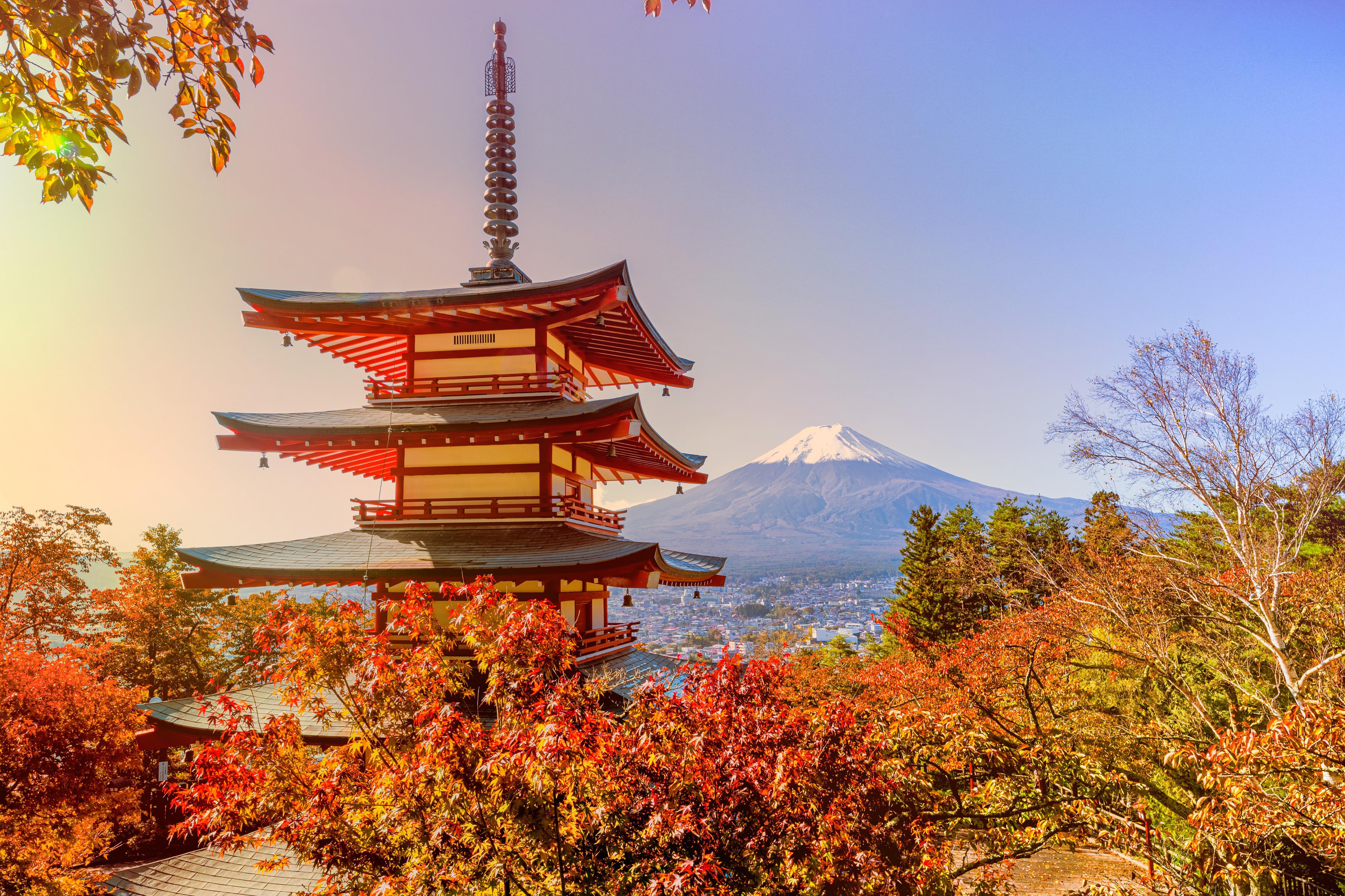 Duschrückwand-Berg Fuji und der traditionelle Chureito-Pagodenschrein