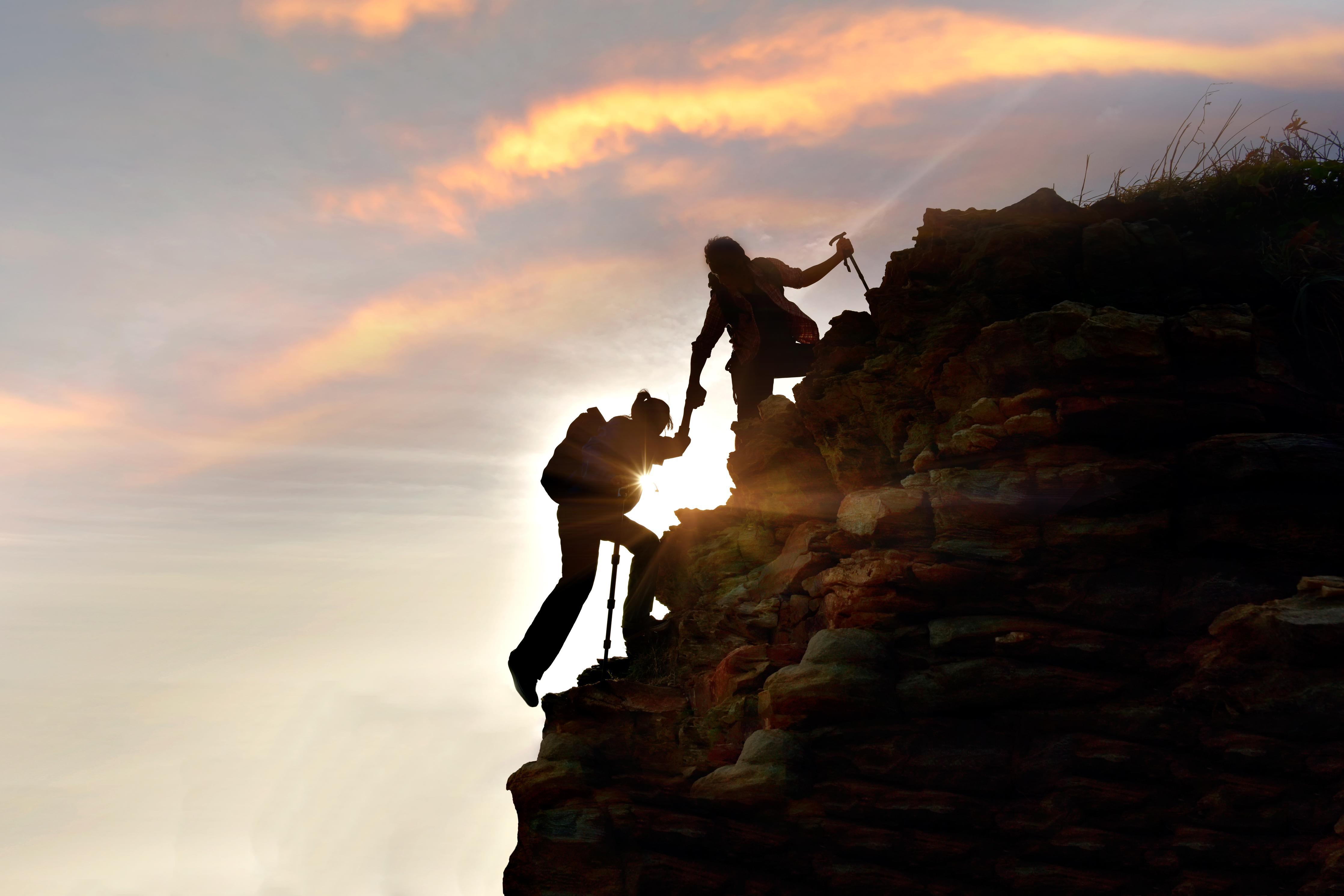 Duschrückwand-Bergsteiger bei Sonnenuntergang