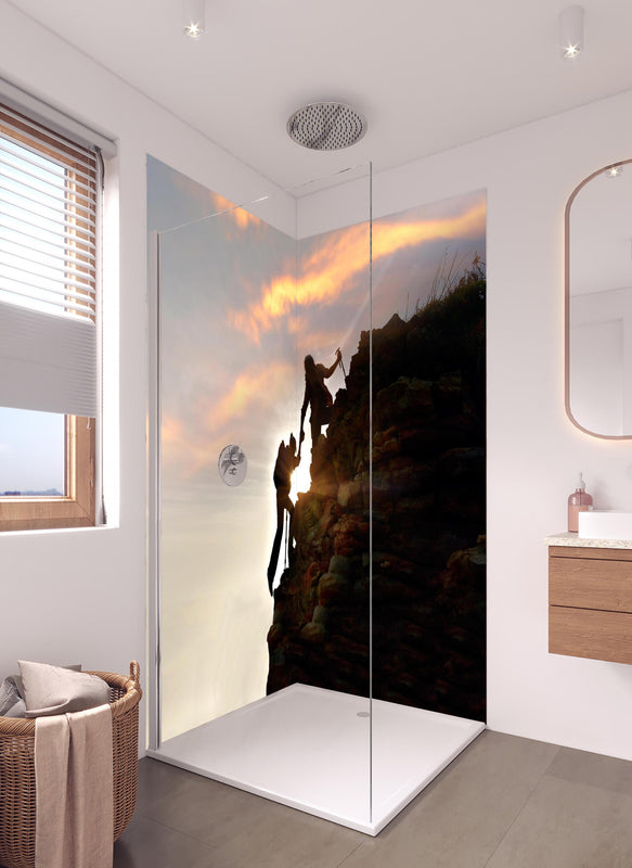 Duschrückwand - Bergsteiger bei Sonnenuntergang in hellem Badezimmer mit Regenduschkopf  - zweiteilige Eck-Duschrückwand