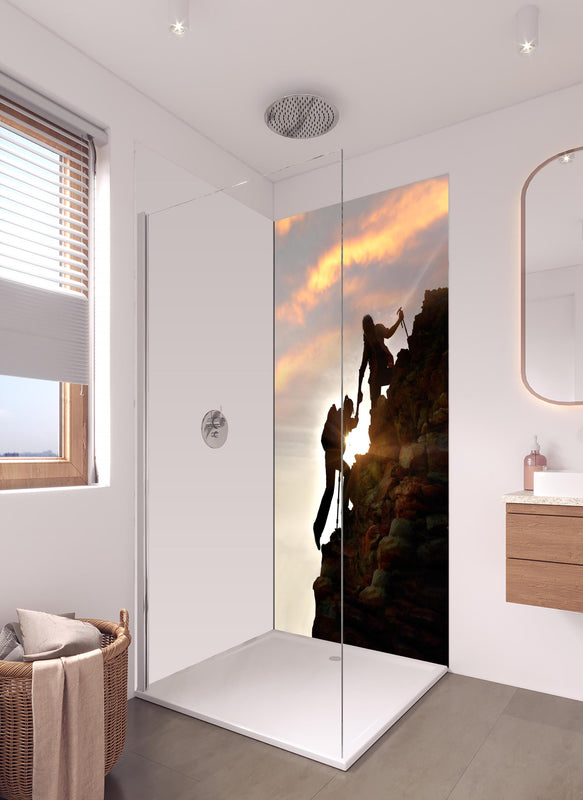 Duschrückwand - Bergsteiger bei Sonnenuntergang in hellem Badezimmer mit Regenduschkopf - einteilige Duschrückwand