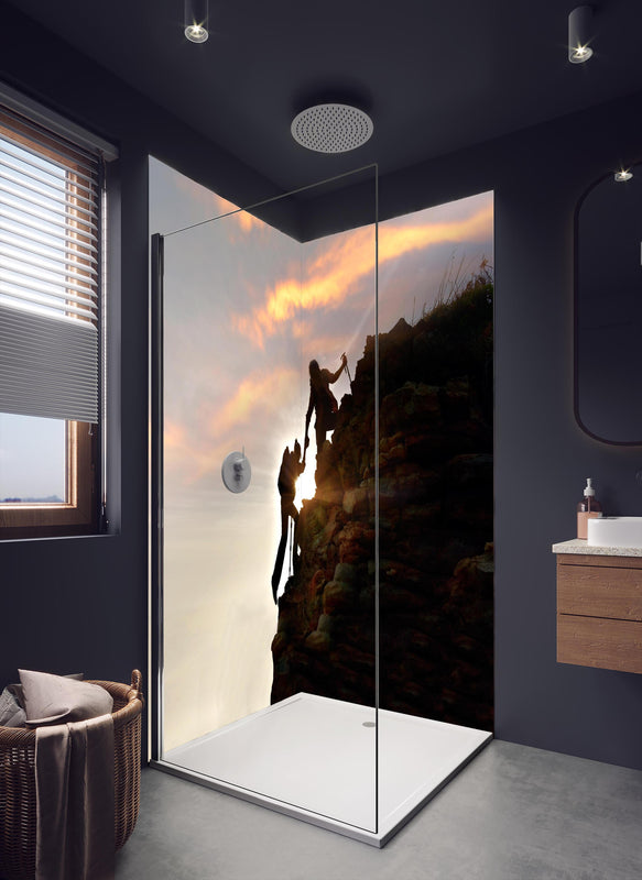 Duschrückwand - Bergsteiger bei Sonnenuntergang in dunklem Badezimmer mit Regenduschkopf