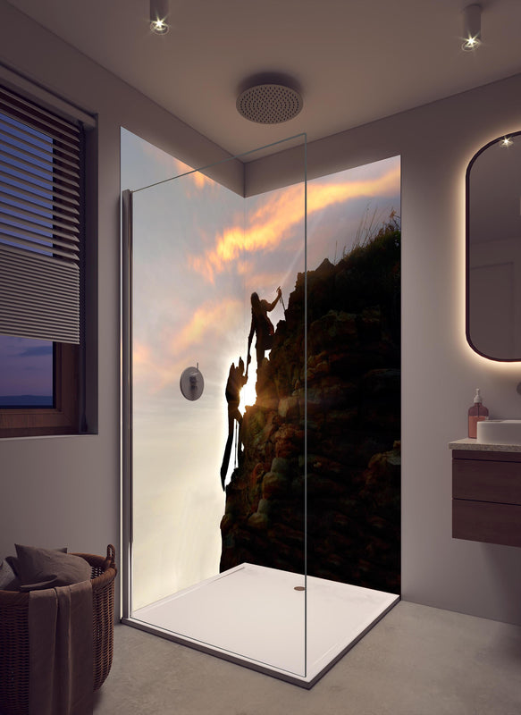 Duschrückwand - Bergsteiger bei Sonnenuntergang in cremefarbenem Badezimmer mit Regenduschkopf