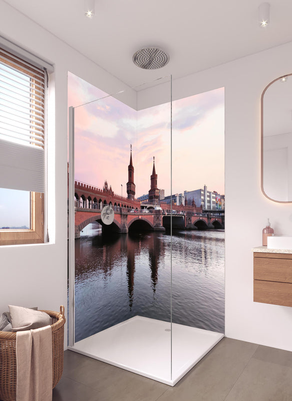 Duschrückwand - Berliner Brücke bei Tag in hellem Badezimmer mit Regenduschkopf  - zweiteilige Eck-Duschrückwand