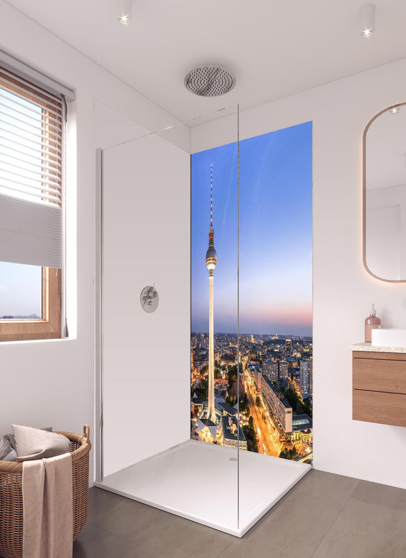 Duschrückwand - Berliner Fernsehturm in hellem Badezimmer mit Regenduschkopf - einteilige Duschrückwand