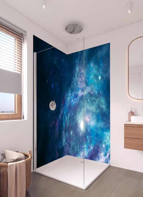 Duschrückwand - Bläulicher epischer Kosmos in hellem Badezimmer mit Regenduschkopf  - zweiteilige Eck-Duschrückwand