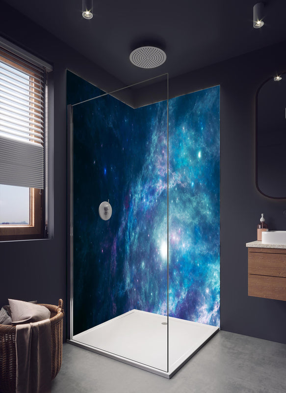 Duschrückwand - Bläulicher epischer Kosmos in dunklem Badezimmer mit Regenduschkopf