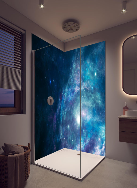 Duschrückwand - Bläulicher epischer Kosmos in cremefarbenem Badezimmer mit Regenduschkopf