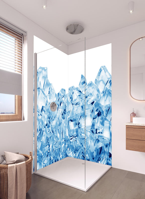 Duschrückwand - Blau kristallklarer Eiswürfel in hellem Badezimmer mit Regenduschkopf  - zweiteilige Eck-Duschrückwand