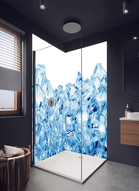 Duschrückwand - Blau kristallklarer Eiswürfel in dunklem Badezimmer mit Regenduschkopf