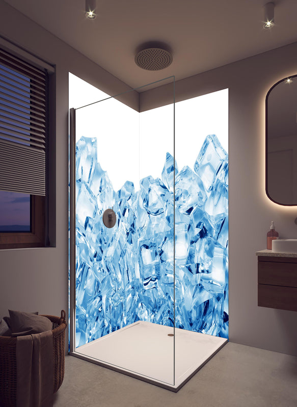 Duschrückwand - Blau kristallklarer Eiswürfel in cremefarbenem Badezimmer mit Regenduschkopf