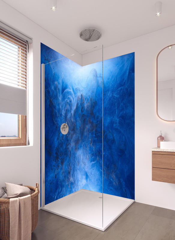Duschrückwand - Blauer Rauch in hellem Badezimmer mit Regenduschkopf  - zweiteilige Eck-Duschrückwand