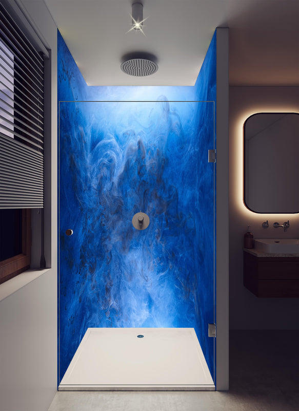 Duschrückwand - Blauer Rauch in luxuriöser Dusche mit Regenduschkopf