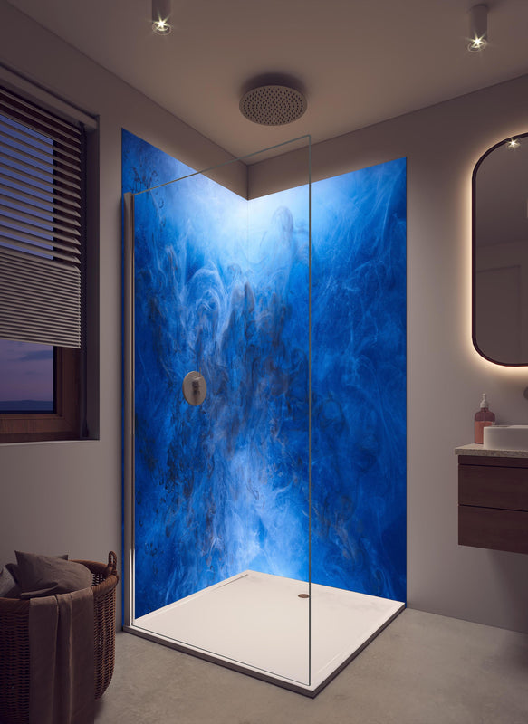 Duschrückwand - Blauer Rauch in cremefarbenem Badezimmer mit Regenduschkopf