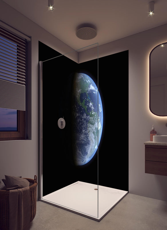 Duschrückwand - Blick auf die Erde vom Weltall in cremefarbenem Badezimmer mit Regenduschkopf