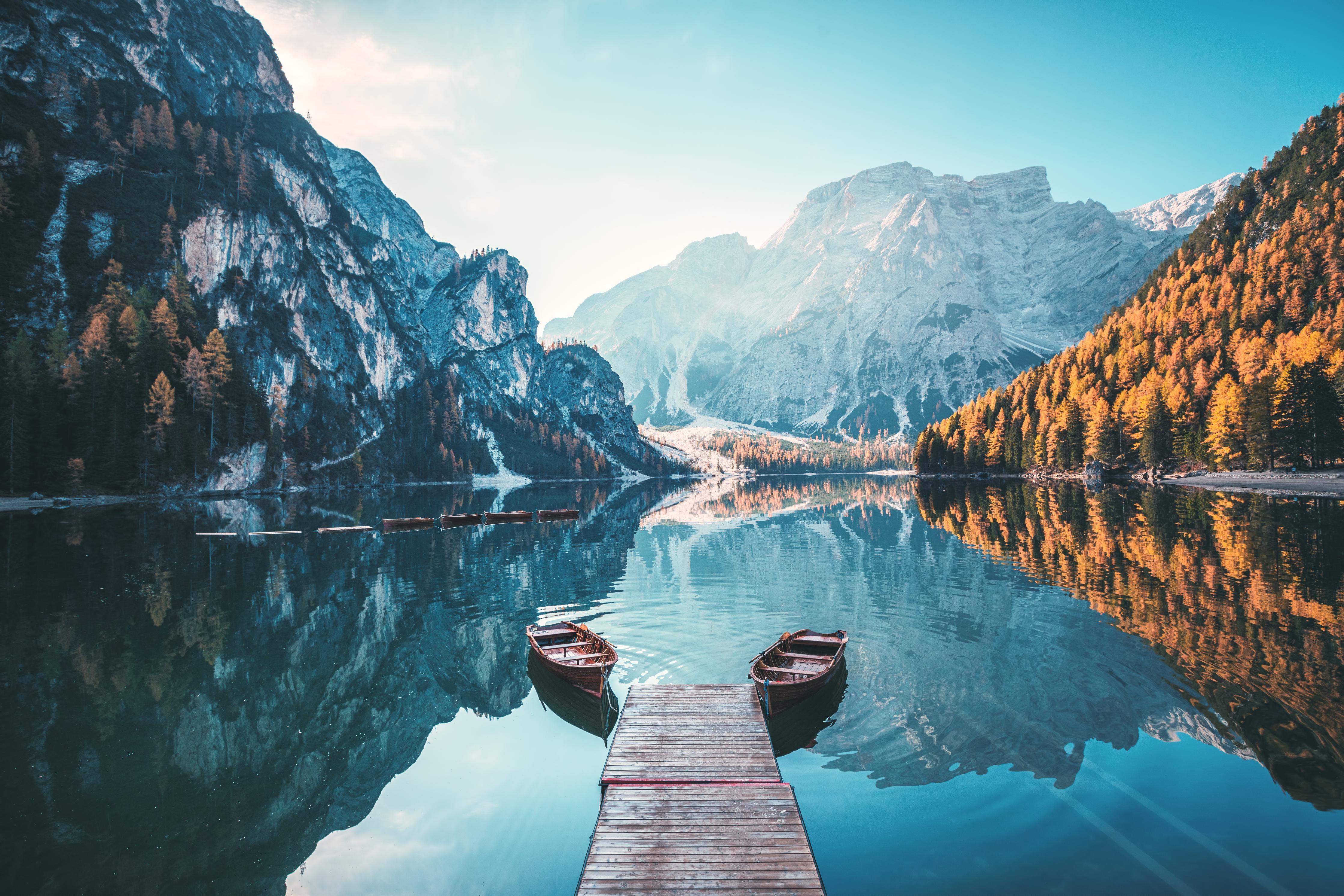 Duschrückwand-Boote auf dem Pragser Wildsee in den Dolomiten