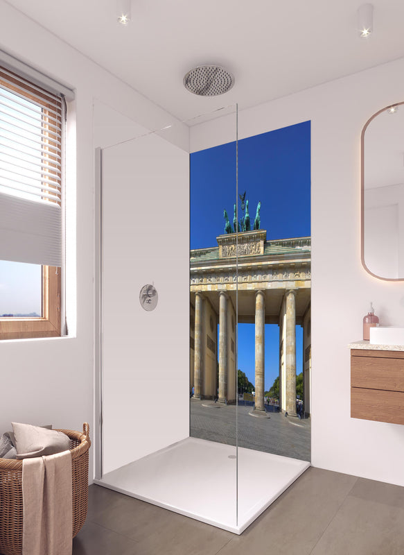 Duschrückwand - Brandenburger Tor in Berlin bei Tag in hellem Badezimmer mit Regenduschkopf - einteilige Duschrückwand