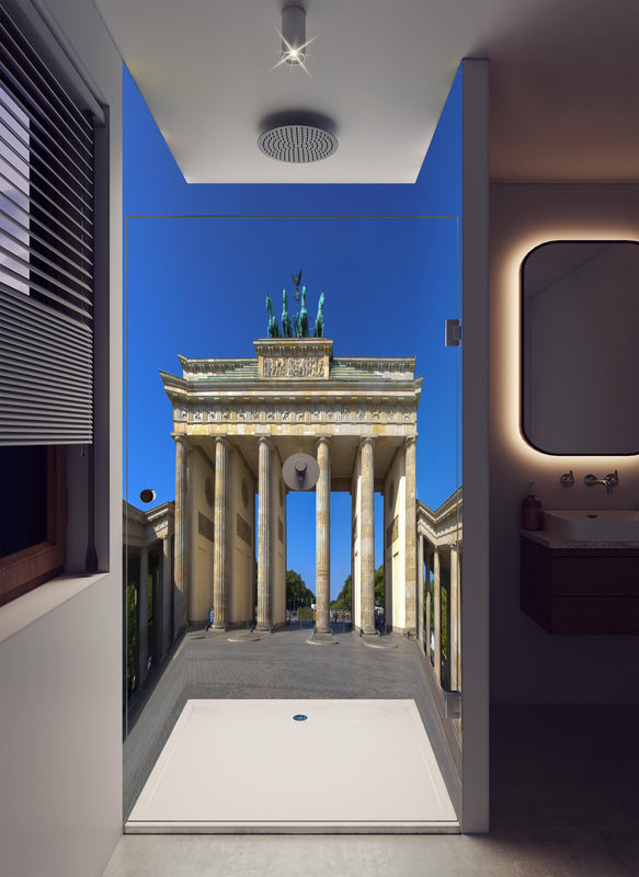 Duschrückwand - Brandenburger Tor in Berlin bei Tag in luxuriöser Dusche mit Regenduschkopf