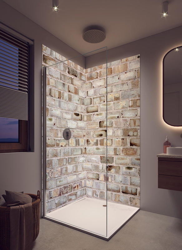Duschrückwand - Braune verschimmelte Ziegelmauer in cremefarbenem Badezimmer mit Regenduschkopf