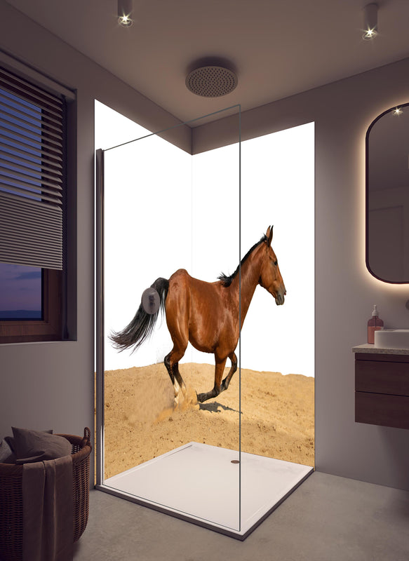 Duschrückwand - Braunes Pferd galoppiert durch den Sand in cremefarbenem Badezimmer mit Regenduschkopf