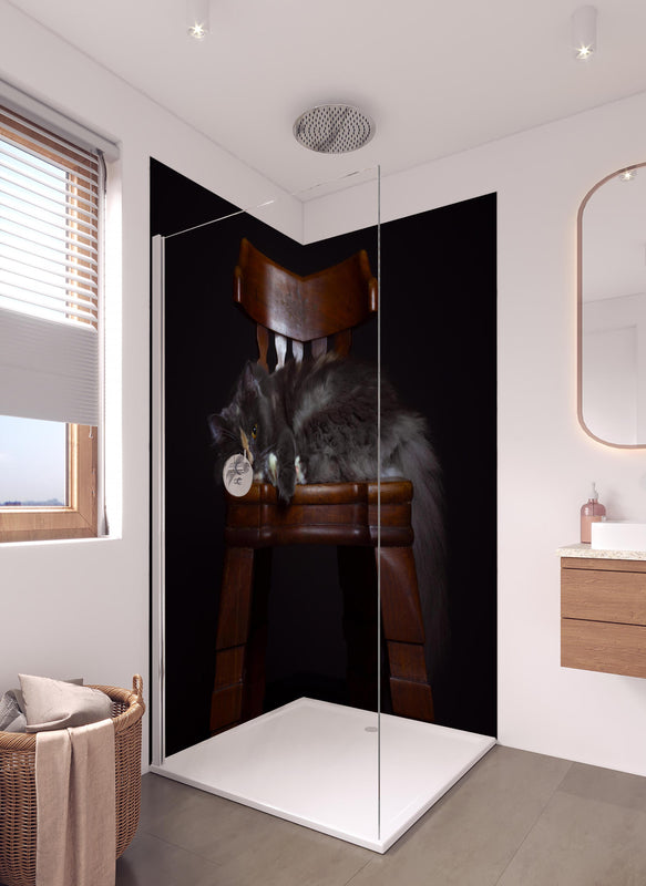 Duschrückwand - Britisch Langhaarkatze auf Holzstuhl in hellem Badezimmer mit Regenduschkopf  - zweiteilige Eck-Duschrückwand