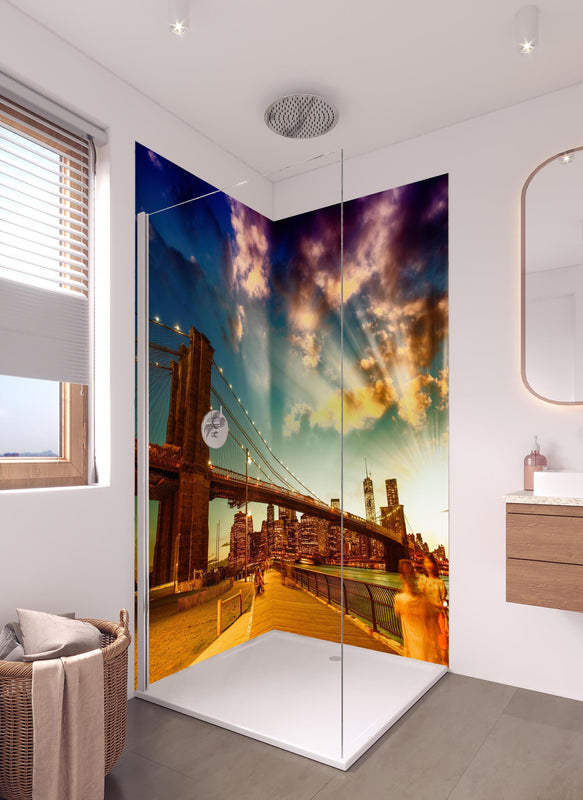 Duschrückwand - Brooklyn Bridge Park bei Sonnenuntergang in hellem Badezimmer mit Regenduschkopf  - zweiteilige Eck-Duschrückwand