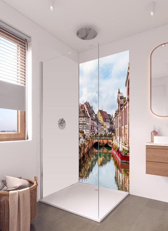 Duschrückwand - Bunte Häuser am Fluss in Colmar in hellem Badezimmer mit Regenduschkopf - einteilige Duschrückwand