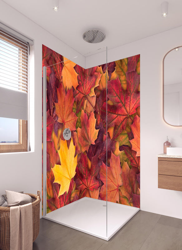 Duschrückwand - Bunte Herbst Ahornbaum Blätter in hellem Badezimmer mit Regenduschkopf  - zweiteilige Eck-Duschrückwand
