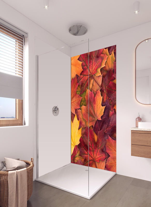 Duschrückwand - Bunte Herbst Ahornbaum Blätter in hellem Badezimmer mit Regenduschkopf - einteilige Duschrückwand